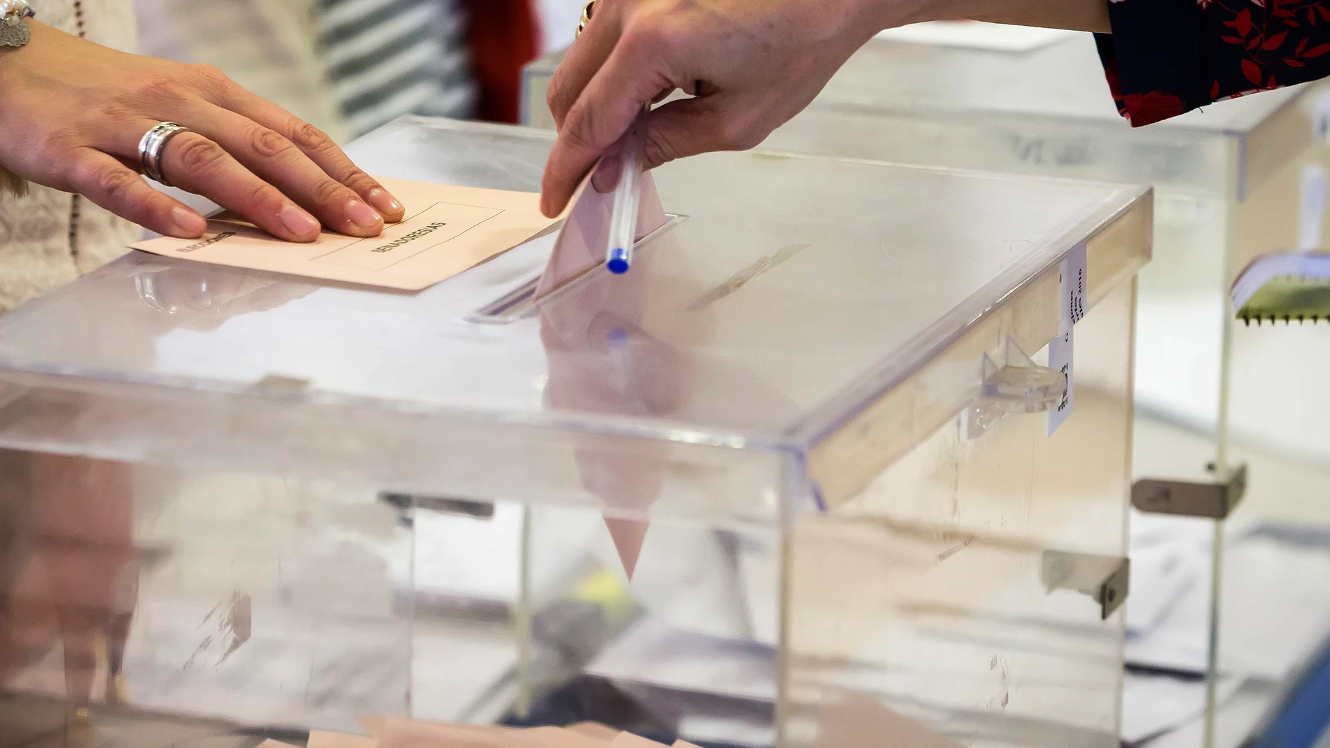 Imagen de archivo de una persona depositando un voto en una urna