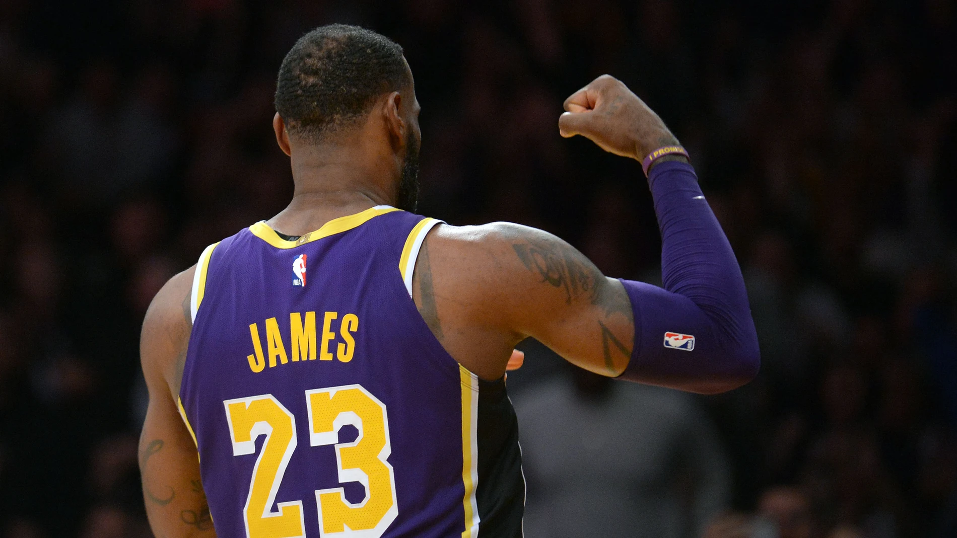 LeBron James celebra una canasta ante los Nuggets LeBron James celebra una canasta ante los Nuggets