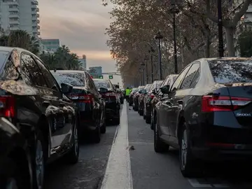 Cabifys aparcados en una calle de Barcelona Cabifys aparcados en una calle de Barcelona