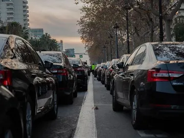 Cabifys aparcados en una calle de Barcelona Cabifys aparcados en una calle de Barcelona