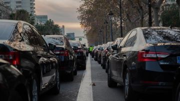 Cabifys aparcados en una calle de Barcelona