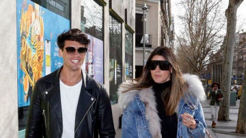 Daniel Illescas y Laura Matamoros por las calles de Madrid