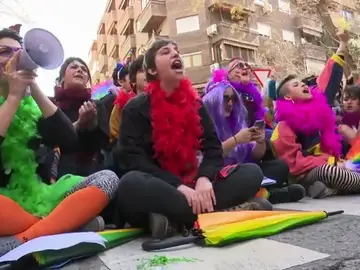 Feministas y Hazte Oír coinciden en la sede de Vox Feministas y Hazte Oír coinciden en la sede de Vox