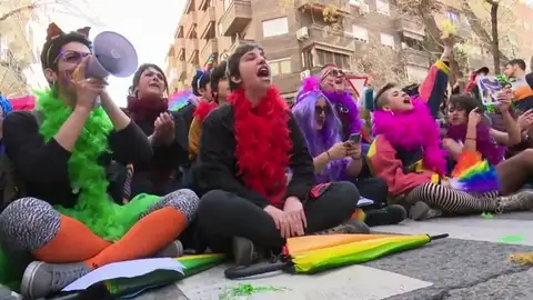 Feministas y Hazte Oír coinciden en la sede de Vox Feministas y Hazte Oír coinciden en la sede de Vox