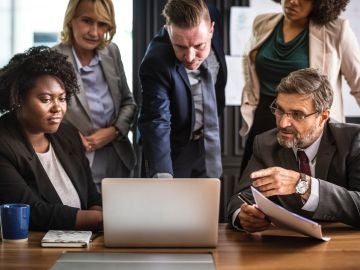 Hombres y mujeres en una reunión en una oficina