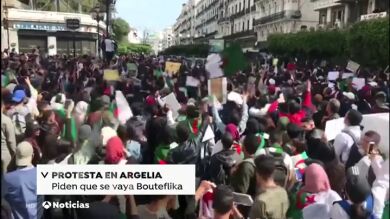 Miles de personas inundan las calles de Argelia en una de las mayores protestas que se recuerdan contra el presidente Buteflika