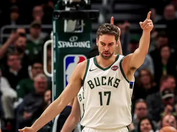 Pau Gasol celebra una acción ante Indiana Pacers Pau Gasol celebra una acción ante Indiana Pacers