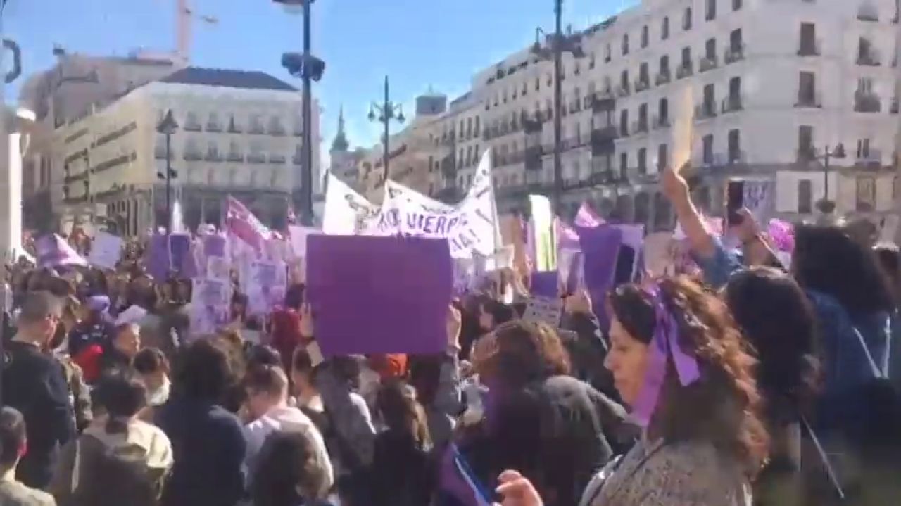 Miles de mujeres salen a la calle en Madrid en las primeras horas de la ...