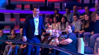  Arturo Valls intenta hacer reír a un espectador en '¡Ahora Caigo!'