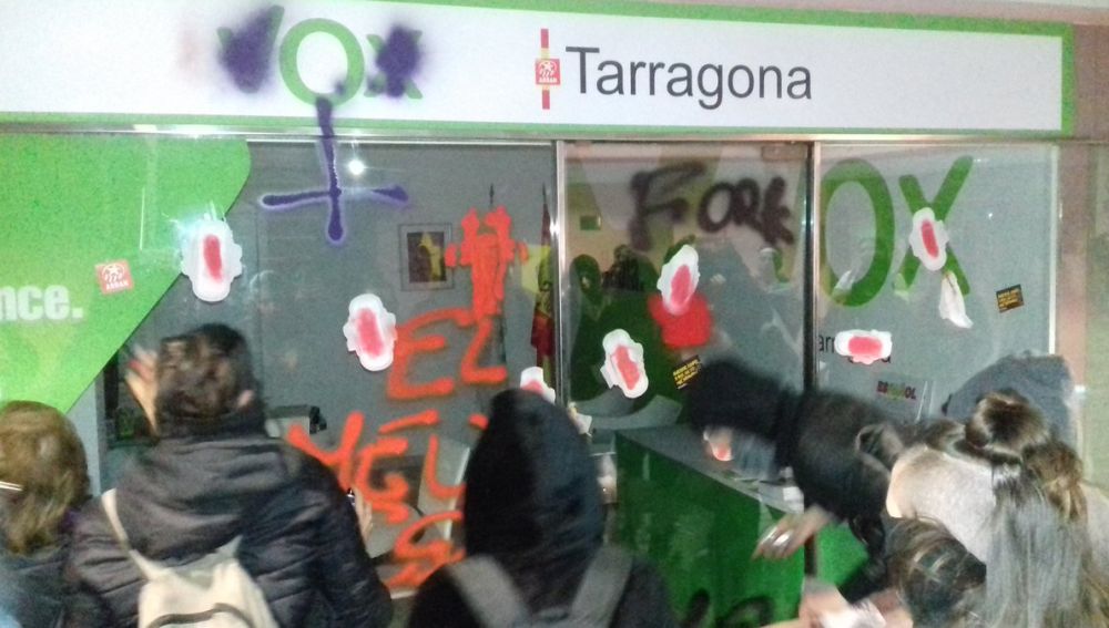 Llenan de compresas la fachada de la sede de Vox