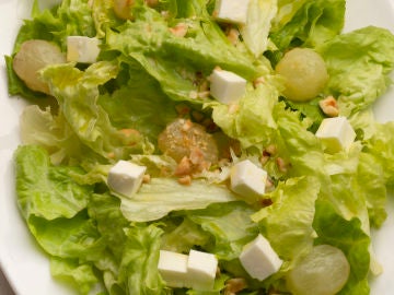 Ensalada de lechuga, uvas y queso