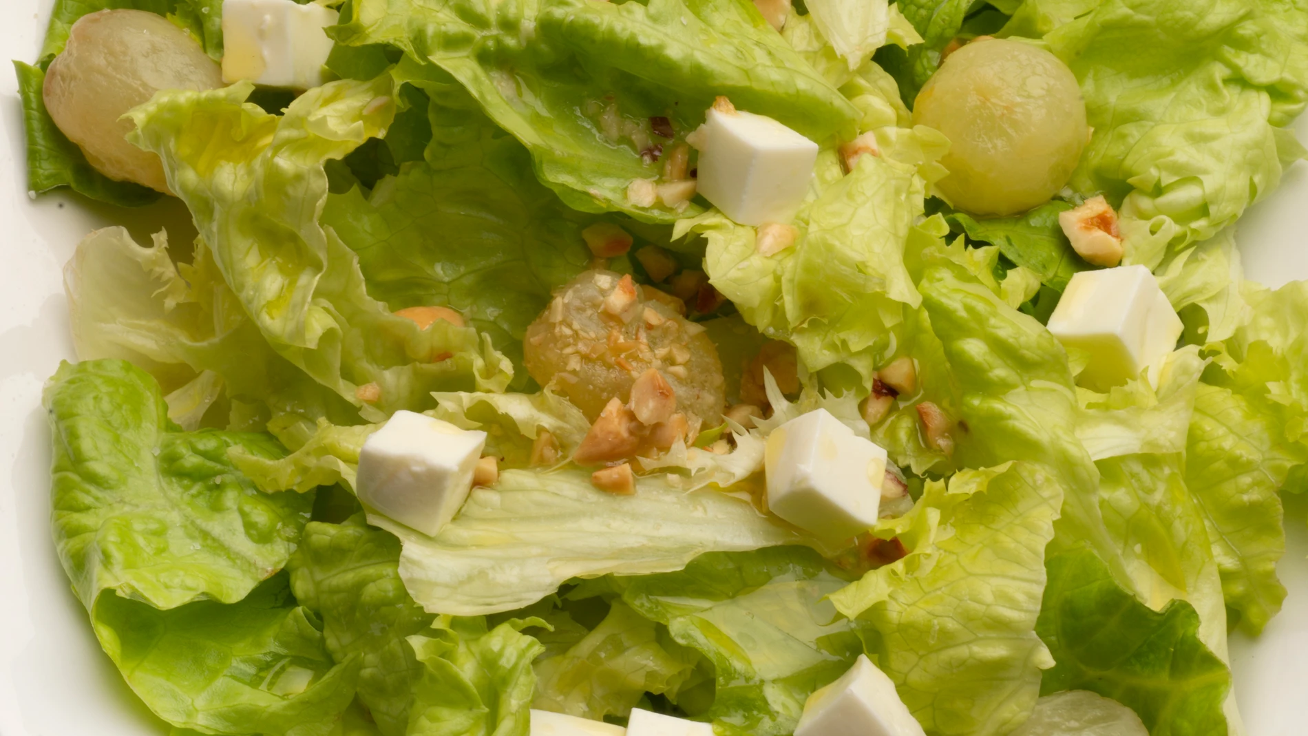 Ensalada de lechuga, uvas y queso