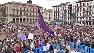 Miles de mujeres se concentran en Pamplona en apoyo a la huelga feminista por el Día Internacional de la Mujer
