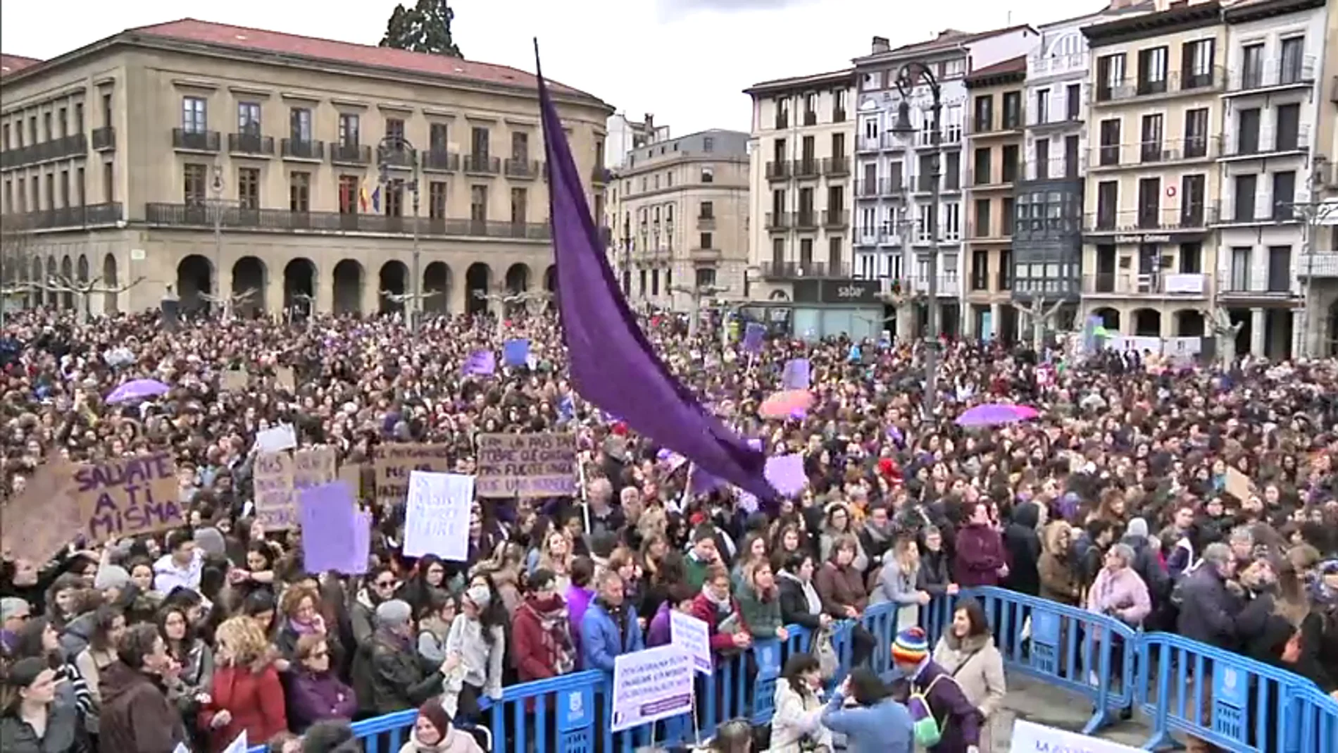 Miles de mujeres se concentran en Pamplona en apoyo a la huelga feminista por el Día Internacional de la Mujer Miles de mujeres se concentran en Pamplona en apoyo a la huelga feminista por el Día Internacional de la Mujer