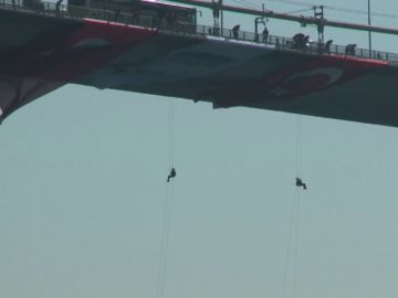 Cuatro mujeres miembros de la policía de Turquía se han lanzado desde desde el Puente de los Mártires en Estambul