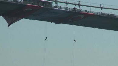 Cuatro mujeres miembros de la policía de Turquía se han lanzado desde desde el Puente de los Mártires en Estambul