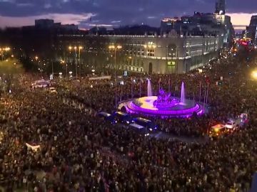 Ti&ntilde;en de morado la fuente de Cibeles por el d&iacute;a de la mujer