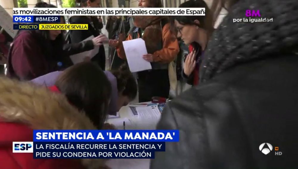 Un grupo de feministas esperan a 'La Manada' a las puertas del juzgado
