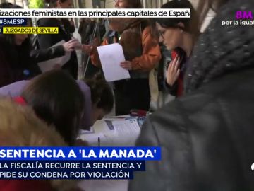 Un grupo de feministas esperan a 'La Manada' a las puertas del juzgado