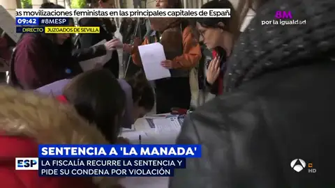 Un grupo de feministas esperan a 'La Manada' a las puertas del juzgado Un grupo de feministas esperan a 'La Manada' a las puertas del juzgado