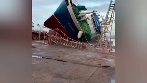 Cae un pesquero de 34 metros de eslora mientras lo reparaban en puerto Cae un pesquero de 34 metros de eslora mientras lo reparaban en puerto
