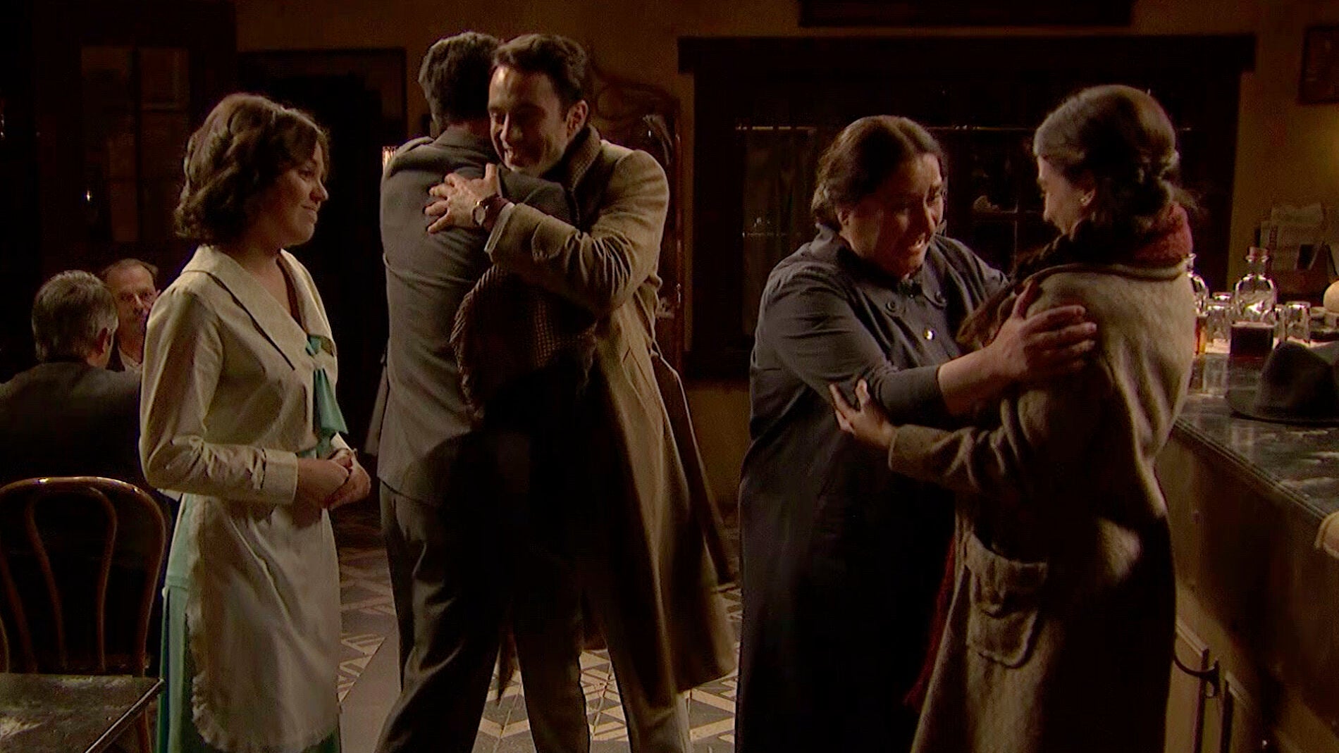 Consuelo, Mat&iacute;as y Marcela celebran el reciente compromiso de Elsa y &Aacute;lvaro 