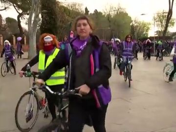 Cientos de mujeres, en bicicleta por la huelga feminista del Día Internacional de la Mujer