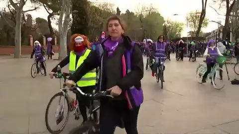 Cientos de mujeres, en bicicleta por la huelga feminista del Día Internacional de la Mujer Cientos de mujeres, en bicicleta por la huelga feminista del Día Internacional de la Mujer