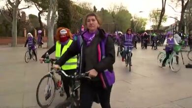 Cientos de mujeres, en bicicleta por la huelga feminista del Día Internacional de la Mujer
