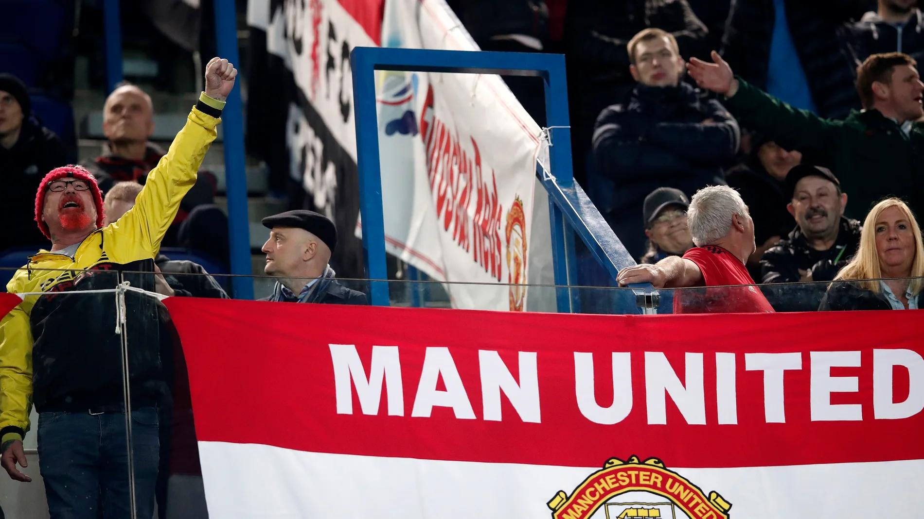 Aficionados del Manchester United en el Parque de los Príncipes de París Aficionados del Manchester United en el Parque de los Príncipes de París
