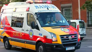 Imagen de un equipo de SAMUR Un joven de 16 años resulta herido tras sufrir un accidente al chocar su bicicleta con un turismo en la Avenida del Mar de Castellón.