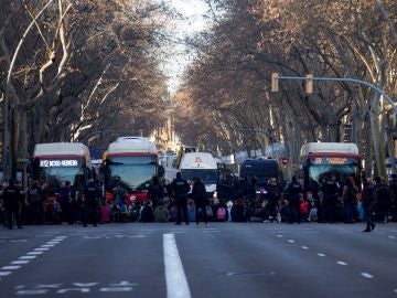 Un grupo de mujeres bloque la Gran Vía de Barcelona