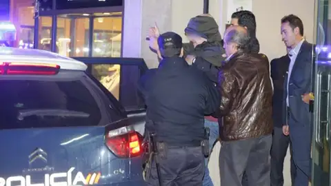 El joven que agredió a Rajoy en 2015 golpea ahora a un dirigente de Vox de Pontevedra El joven que agredió a Rajoy en 2015 golpea ahora a un dirigente de Vox de Pontevedra
