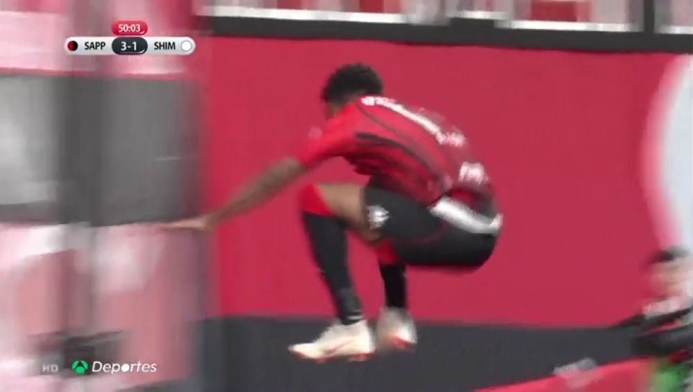 ¡Casi no lo cuenta! Un jugador salta una valla celebrando un gol y sufre una aparatosa caída