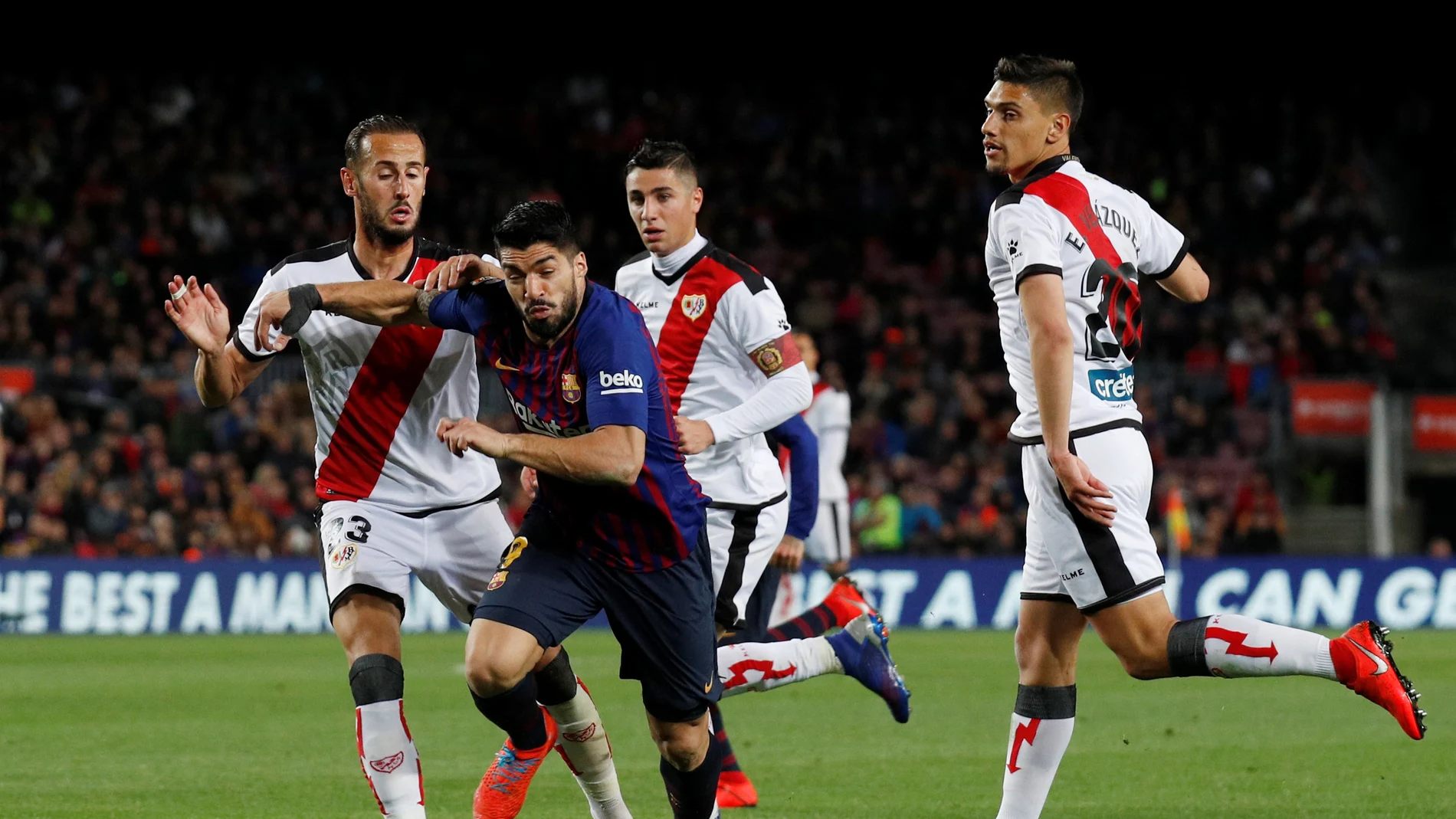 Suárez intenta avanzar ante la defensa del Rayo Vallecano Suárez intenta avanzar ante la defensa del Rayo Vallecano