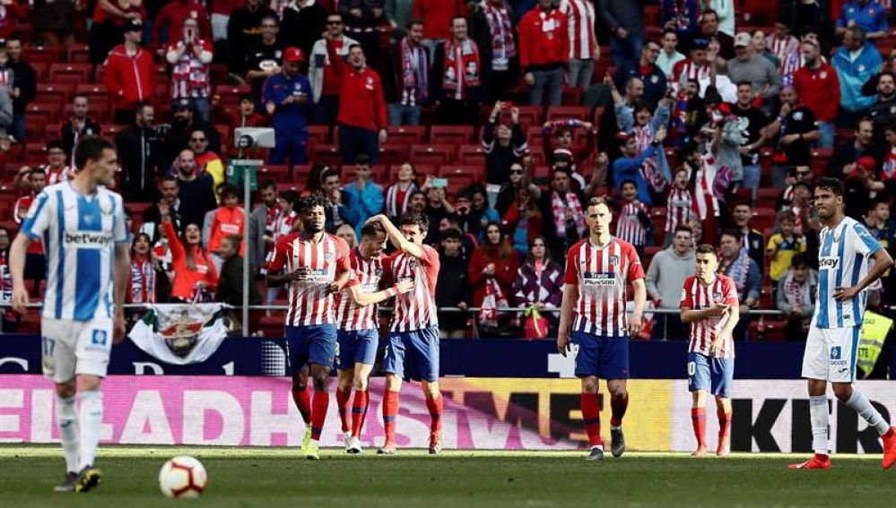 Los jugadores del Atlético de Madrid celebran el gol de Saúl ante el Leganés