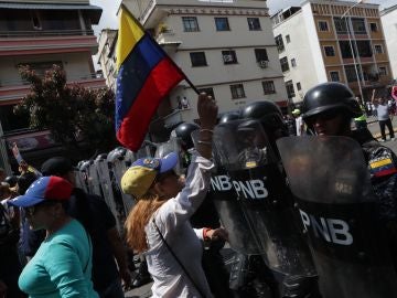 La Policía venezolana y antichavistas se enfrentan en las calles de Caracas