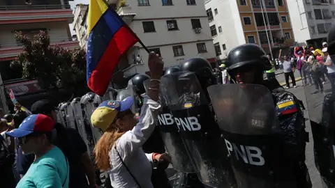 La Policía venezolana y antichavistas se enfrentan en las calles de Caracas La Policía venezolana y antichavistas se enfrentan en las calles de Caracas