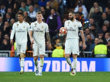 Los jugadores del Real Madrid, abatidos en el partido contra el Ajax