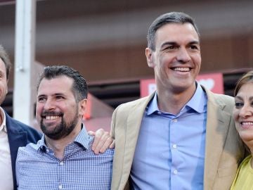 El presidente del Gobierno, Pedro Sánchez junto con el candidato socialista a la Presidencia de la Junta de Castilla y León, Luis Tudanca, el candidato a revalidar la Alcaldía de Valladolid, Óscar Puente y la secretaria provincial, Teresa López El presidente del Gobierno, Pedro Sánchez junto con el candidato socialista a la Presidencia de la Junta de Castilla y León, Luis Tudanca, el candidato a revalidar la Alcaldía de Valladolid, Óscar Puente y la secretaria provincial, Teresa López