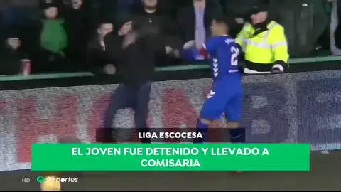 Lo nunca visto: un aficionado 'roba' el balón a un jugador cuando iba a sacar de banda Lo nunca visto: un aficionado 'roba' el balón a un jugador cuando iba a sacar de banda