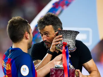 Luis Enrique bromea con Jordi Alba Luis Enrique bromea con Jordi Alba