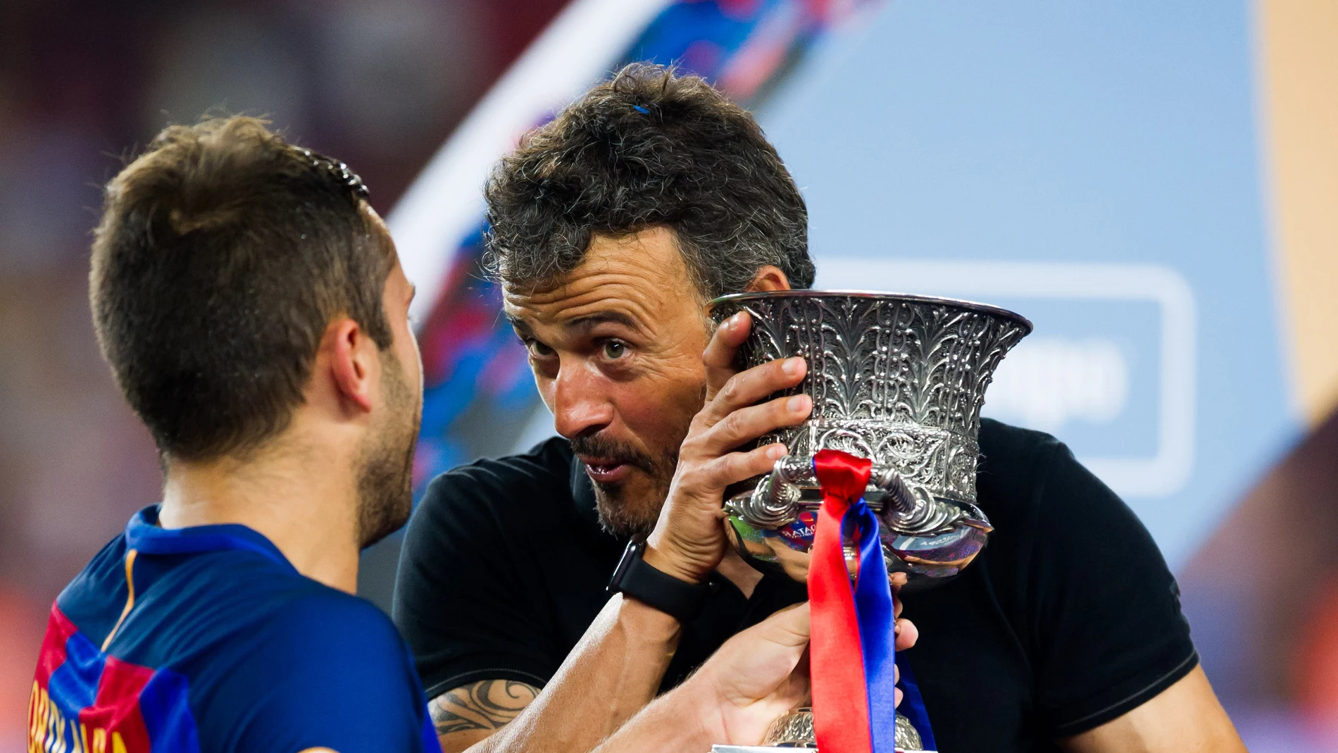 Luis Enrique bromea con Jordi Alba Luis Enrique bromea con Jordi Alba