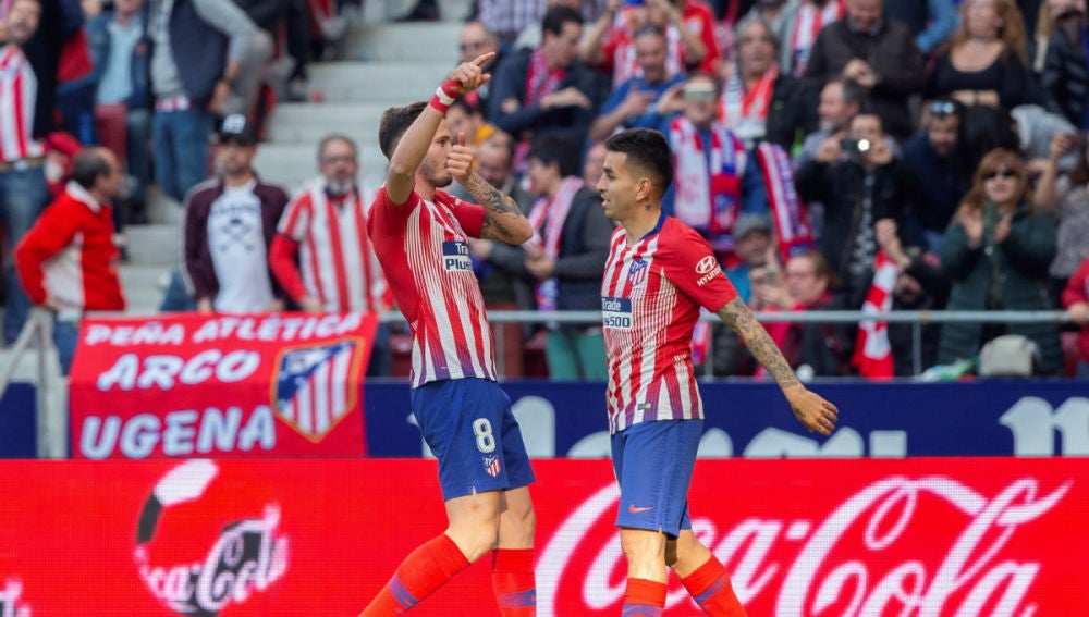 Saúl celebra un gol con Correa