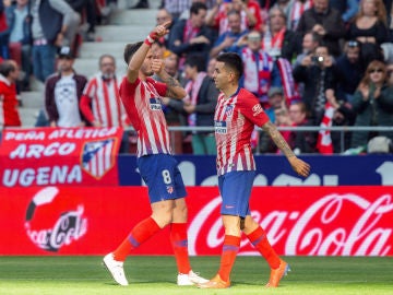 Saúl celebra un gol con Correa