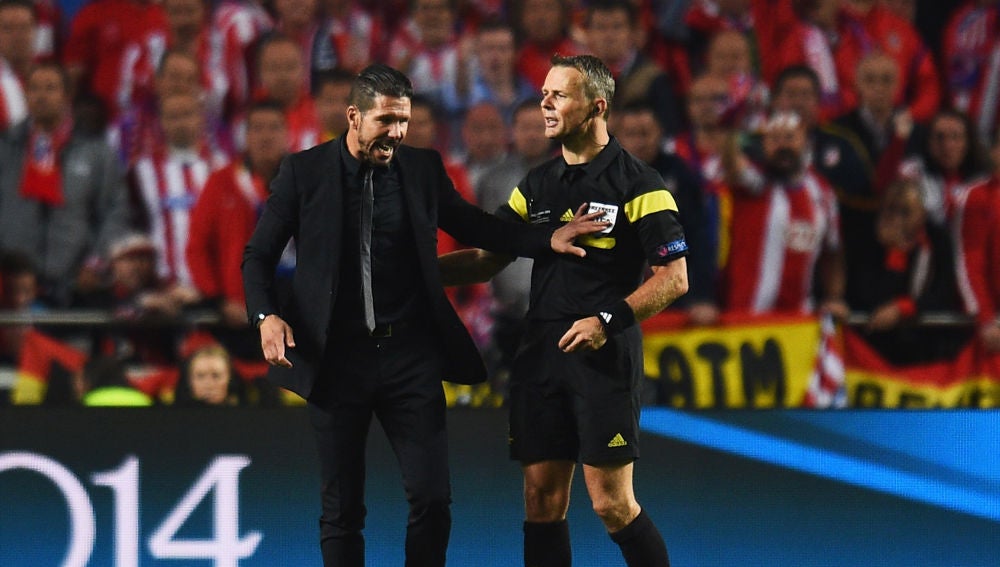 Simeone dialoga con Kuipers durante la final de la Champions de 2014