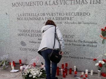 Flores y velas junto al monumento a las víctimas de los atentados del 11M