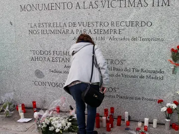 Flores y velas junto al monumento a las víctimas de los atentados del 11M Flores y velas junto al monumento a las víctimas de los atentados del 11M