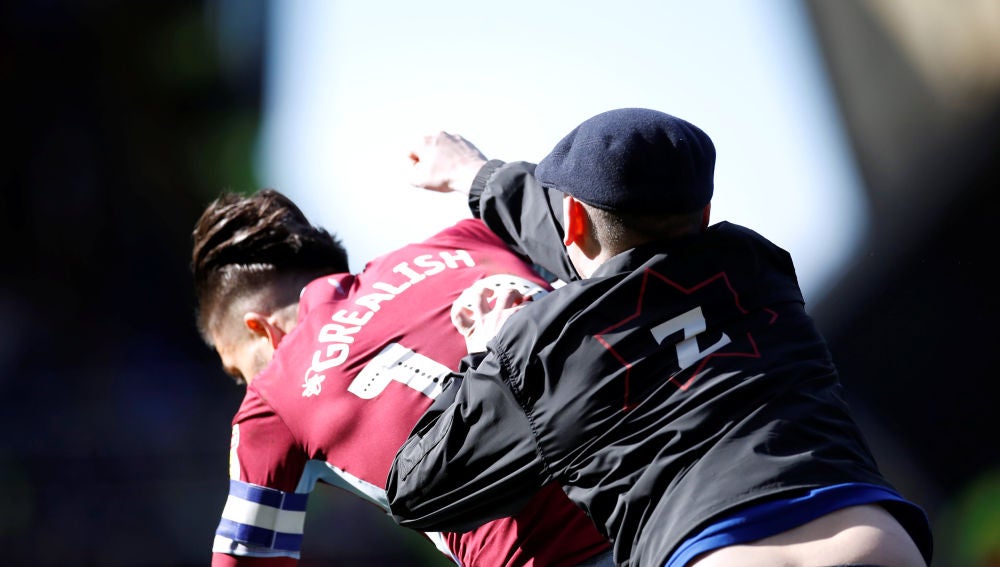 Momento de la agresión de un hooligan a Grealish, del Aston Villa