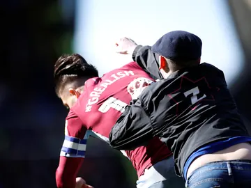 Momento de la agresión de un hooligan a Grealish, del Aston Villa Momento de la agresión de un hooligan a Grealish, del Aston Villa